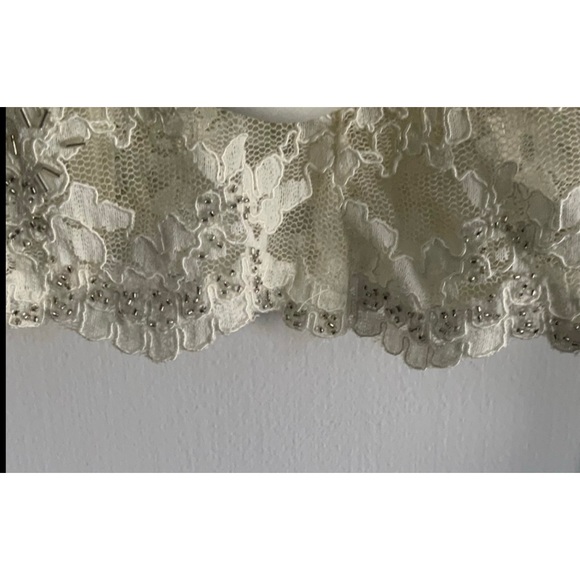 Beautiful lace and bugle beads with satin sash & trim. Size 8 - Picture 3 of 13